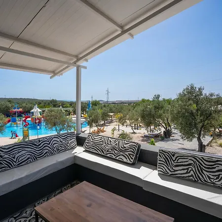 Simlarda Country Club Farm stay *